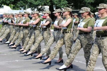 Ukraine: Women Soldiers से High Heels में कराई Parade, अब जमकर हो रही आलोचना